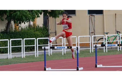 La competición de vallas fue una de las más destacadas de una jornada de atletismo de alta calidad. MIGUEL