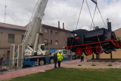 Un momento de la instalación con grandes grúas de la máquina Olabarri a la zona de ocio. PLANILLO