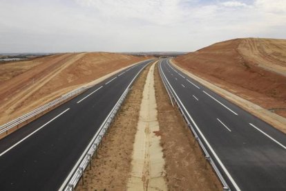 Tramo terminado de la autovía León y Valladolid, que no se verá concluida hasta 2017.