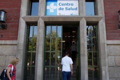 Un paciente accede a uno de los consultorios céntricos de la ciudad para urgir una cita. J.F.S.