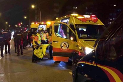 Miembros del Samur y de la Policía en las inmediaciones del Wanda.