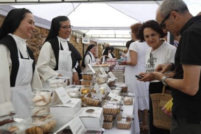 Las monjas de Gradefes, vendiendo sus dulces. DL