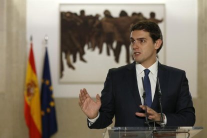 El presidente de Ciudadanos, Albert Rivera, durante la rueda de prensa posterior a la firma de un acuerdo de investidura y legislatura alcanzado con el PSOE, hoy en el Congreso de los Diputados.