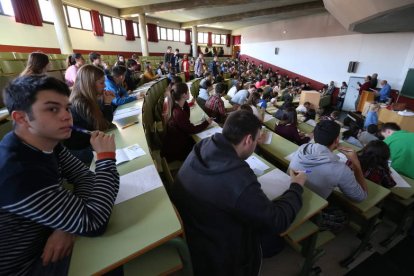 Futuros universitarios realizan la prueba de selectividad este año en León