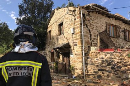 Un bombero contempla los daños que causó la deflagración en el inmueble. BOMBEROS DE LEÓN