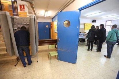 Un colegio electoral de L'Hospitalet, en las elecciones generales del 2015.