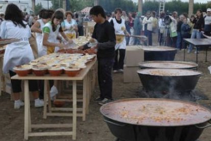 Un momento de la comida de hermanamiento de las fiestas del año pasado.