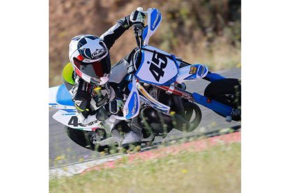 Sergio González Vallinas firmó en el 2018 su cuarto entorchado autonómico que recibía en la Gala de la Federación de Motociclismo. DL