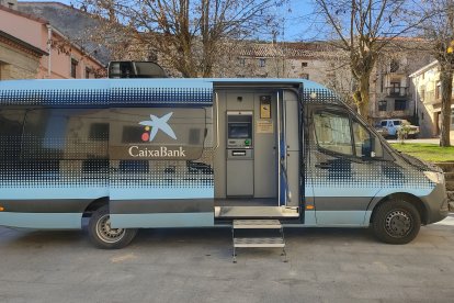 Una de las oficinas móviles a su paso por un pueblo de Guadalajara. CAIXABANK