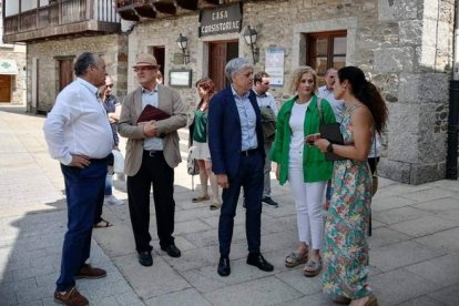 Eduardo Diego, delegado territorial de la Junta (en el centro de la imagen) presidió la reunión de la Comisión de Patrimonio. DL