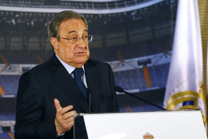 Florentino Pérez, durante la rueda de prensa ofrecida ayer en el Santiago Bernabéu.