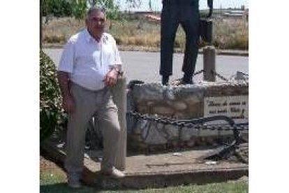 Miguel Martínez Hidalgo posa junto al monumento al labrador de Estébanez de la Calzada