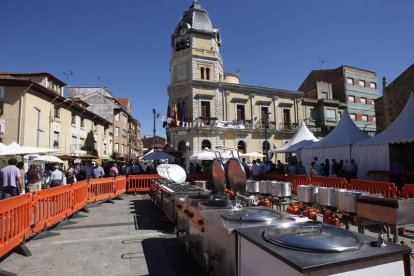 La cocina vestía ayer de restaurante a la plaza Mayor de La Bañeza.