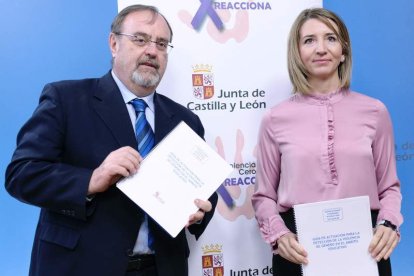 Los consejeros Fernando Rey y Alicia García presentaron el documento para los docentes. NACHO GALLEGO