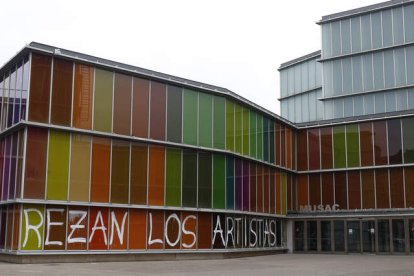 Imagen del edificio del Musac con una instalación del año 2020, cuando aún no había comenzado el confinamiento. FERNANDO OTERO