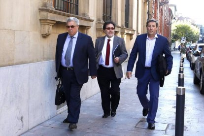 José Ramón García García, a la izquierda, llegando la pasada semana a la Audiencia Provincial de León