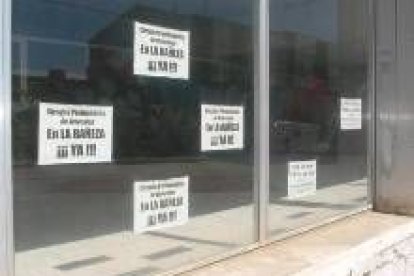 Carteles pro circuito en la luna de un local de la avenida de Portugal de La Bañeza