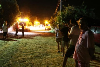 Vecinos y personal de emergencias, en los alrededores de la vivienda siniestrada, en Alcanar