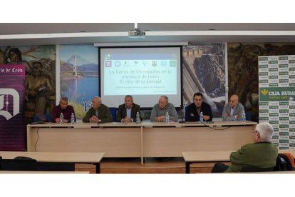 Imagen de los participantes ayer en la jornada organizada por el Diario de León en la sede del Sindicato Central del Embalse de Barrios de Luna, en Hospital de Órbigo. MIGUEL F. B.