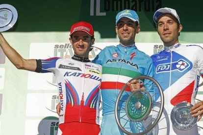 El ciclista italiano Vincenzo Nibali, ganador de la clásica de Lombardía, escoltado por el español Daniel Moreno, segundo, y el francés Thibaut Pinault, tercero, este domingo en Como.