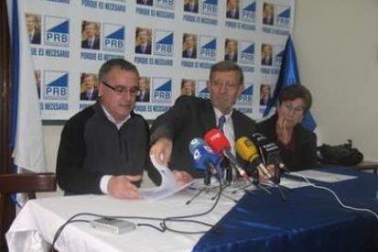 Antonio Gallardo, Tarsicio Carballo y María de la Paz Gancedo, ayer en la sede del PRB.