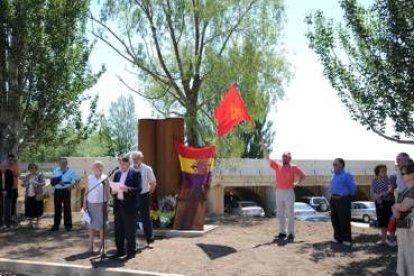 Encina Cendón, Francisco Álvarez y Matías Llorente, en el acto de homenaje en Jabares de los Oteros