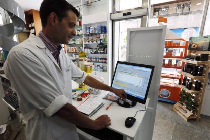 Imagen de una de las farmacias de León donde ya se puede operar con la receta electrónica. MARCIANO PÉREZ