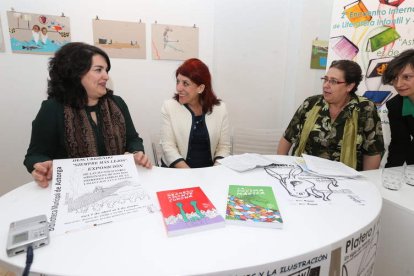 La escritora Elisa Vázquez, con la alcaldesa y la edil de Cultura de Astorga, y Reme Remedios.