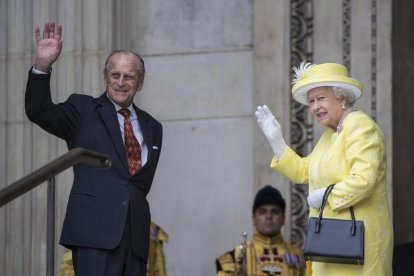 El príncipe Felipe y la reina Isabel II de Inglaterra a su llegada a la catedral de San Pablo.