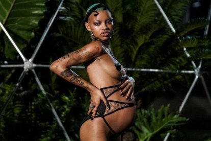 La modelo Slick Woods desfila embarazadísima en la Fashion Week par la marca de lenceríad de Rihanna, Savage x Fenty.