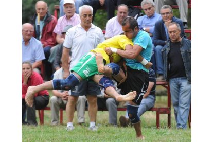 Víctor Llamazares vencía de nuevo en la final de ligeros a Iván Sánchez, uno de sus máximos rivales.