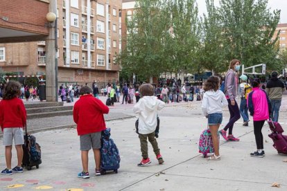 Alumnos del colegio público de Las Gaunas de Logroño esperan su turno para entrar a la entrada del centro durante el primer día del curso. RAQUEL MANZANARES