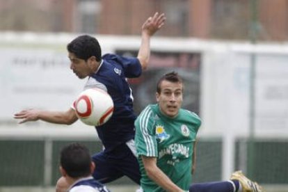 El maragato Borja trata de hacerse con el balón ante un rival.