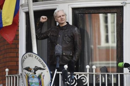 Protegido 8Assange saluda desde la embajada ecuatoriana, ayer.