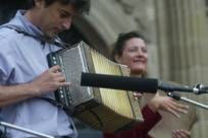 Dos de los componentes de Son del Cordel, durante el Encuentro de Gaiteros y Tamboriteros de Astorga