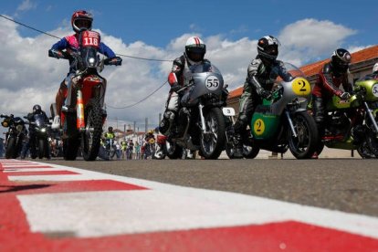 El GP de Velocidad de La Bañeza se convertirá el 5 y 6 de agosto en el epicentro mundial del motoclismo en una carrera que reunirá a más de 70.000 aficionados. FERNANDO OTERO