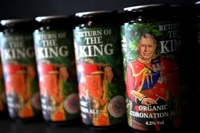 Latas de cerveza con la imagen del rey Carlos III. NEIL HALL