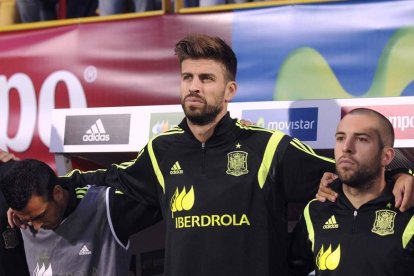 Piqué, durante el partido en el Reino de León