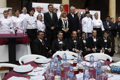 La presidenta de la Diputación, como mantenedora, posa en el acto de promoción del pimiento.