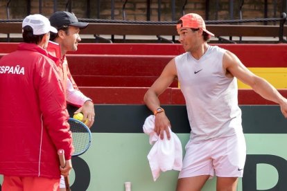 Nadal charla con Bruguera y Moyà, en la última eliminatoria en Marbella contra Alemania.