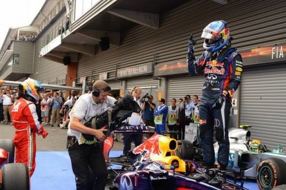 Vettel celebra la victoria ante Alonso.