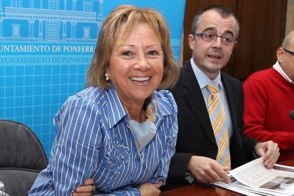 Mari Crespo y Luis Antonio Moreno, en la sala de juntas del consistorio de Ponferrada en el 2010. L. DE LA MATA