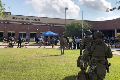 Policías fuertemente armados se dirigen al colegio donde sucedió el tiroteo. OCS