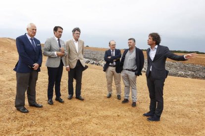 El consejero de Fomento y Medio Ambiente de la Junta, Juan Carlos Suárez-Quiñones, visita el Centro de Tratamiento de Resíduos de San Román de la Vega