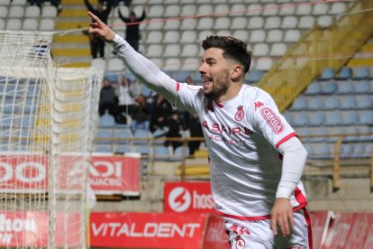 Martín Solar celebra el primer gol de la Cultural al Real Unión. J. NOTARIO