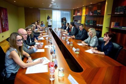 Imagen de la reunión de sindicatos y consejeros, ayer, en Valladolid. R. GARCÍA