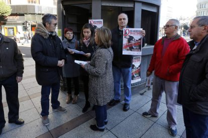 Responsables de Arle reparten información junto a las concejalas del Ayuntamiento. MARCIANO