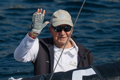 El rey Juan Carlos, en la salida para participar en la última jornada de la VIII Regata Rey Juan Carlos I Corte Inglés. LAVANDEIRA JR