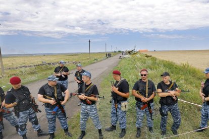 Varios soldados rebeldes bloquean el acceso a la zona del siniestro.