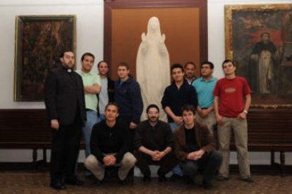 El rector del seminario Redemptoris Mater Virgen del Camino, Manuel Santos Fláker, junto a los semin